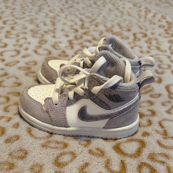 Air Jordan 1 mid Grey Size: 6 (Toddler) - Picture 3 of 9